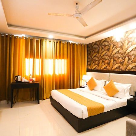 Hotel Aashiyana Ню Делхи Екстериор снимка