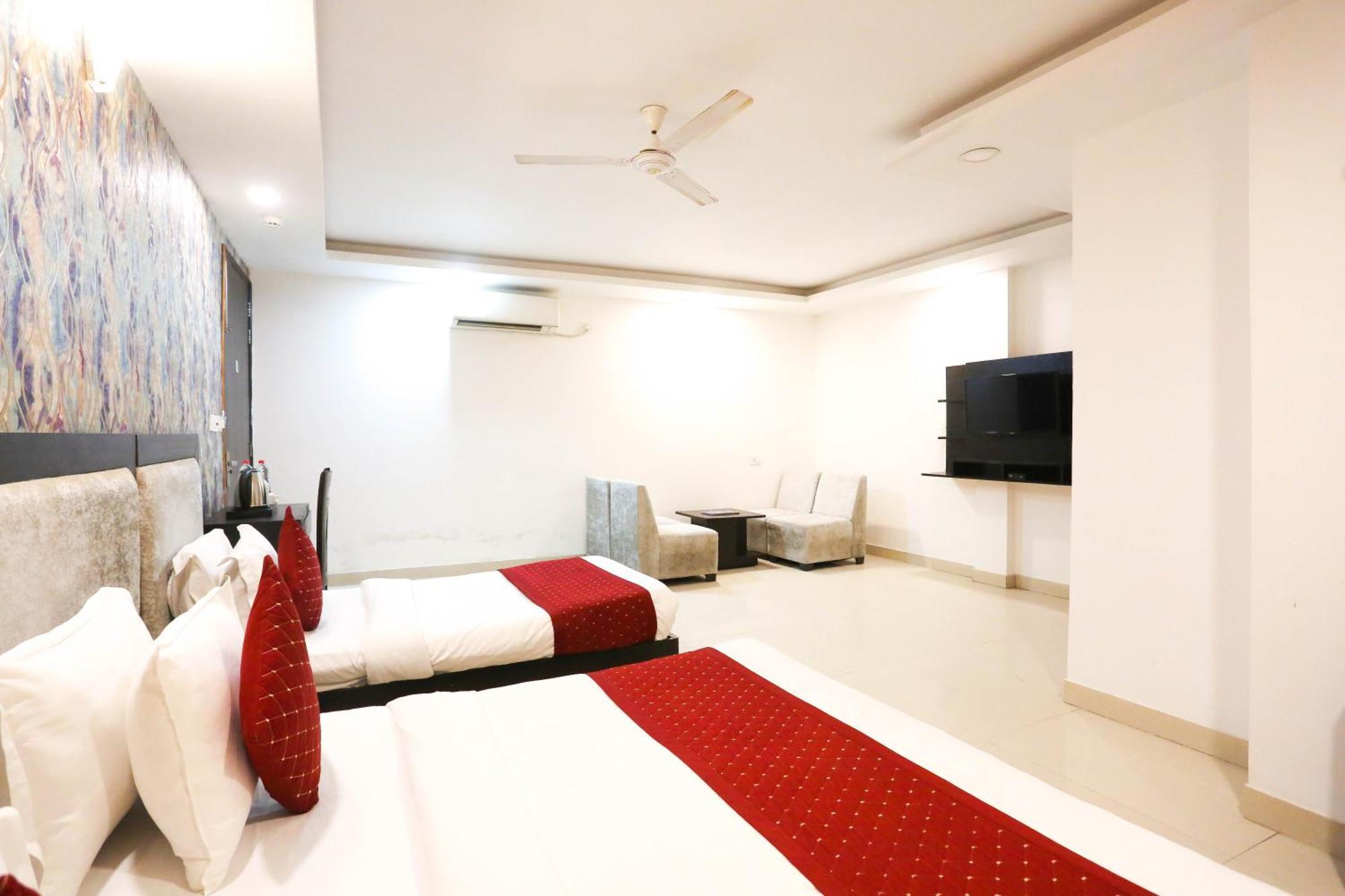 Hotel Aashiyana Ню Делхи Екстериор снимка