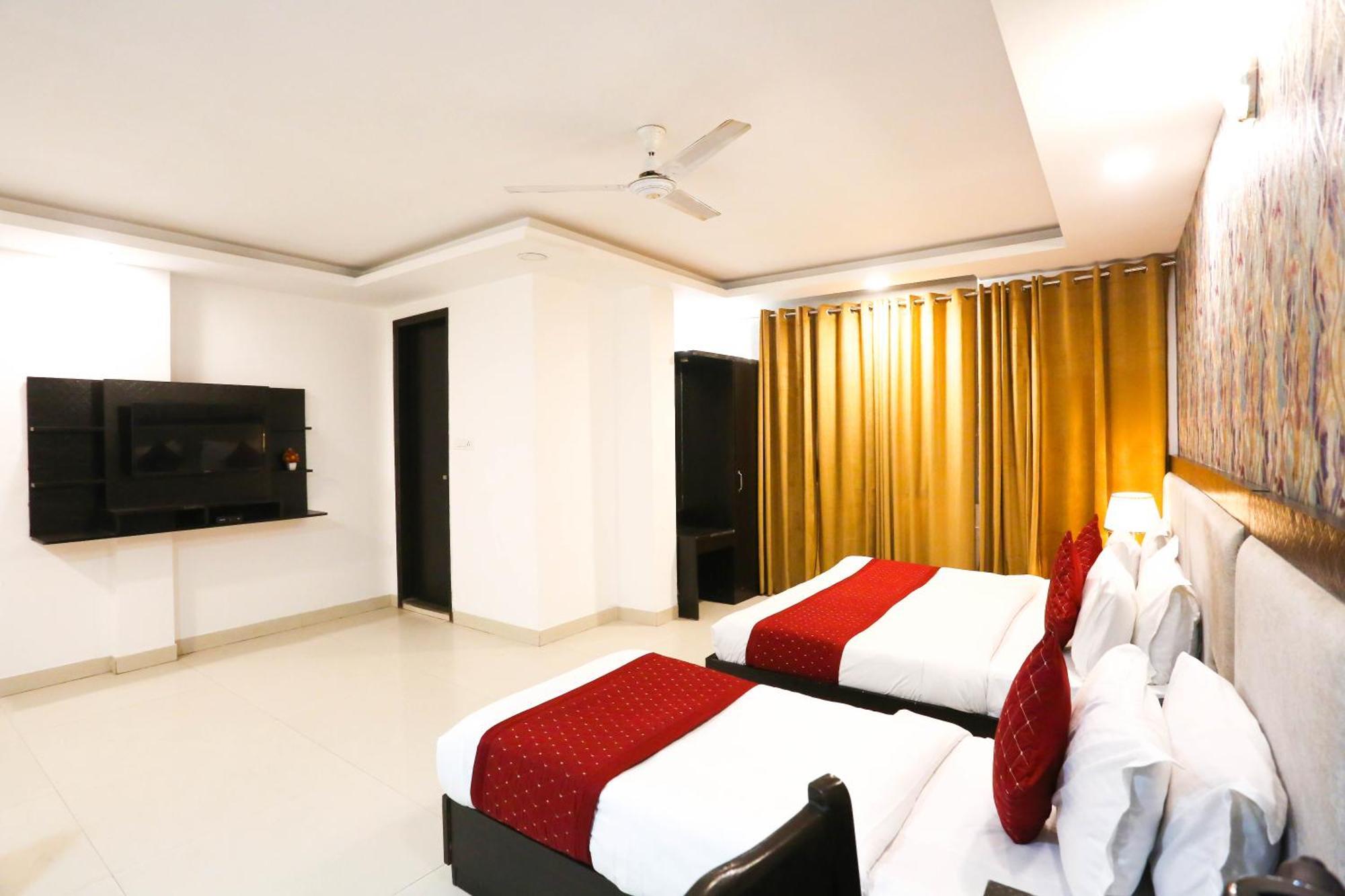 Hotel Aashiyana Ню Делхи Екстериор снимка