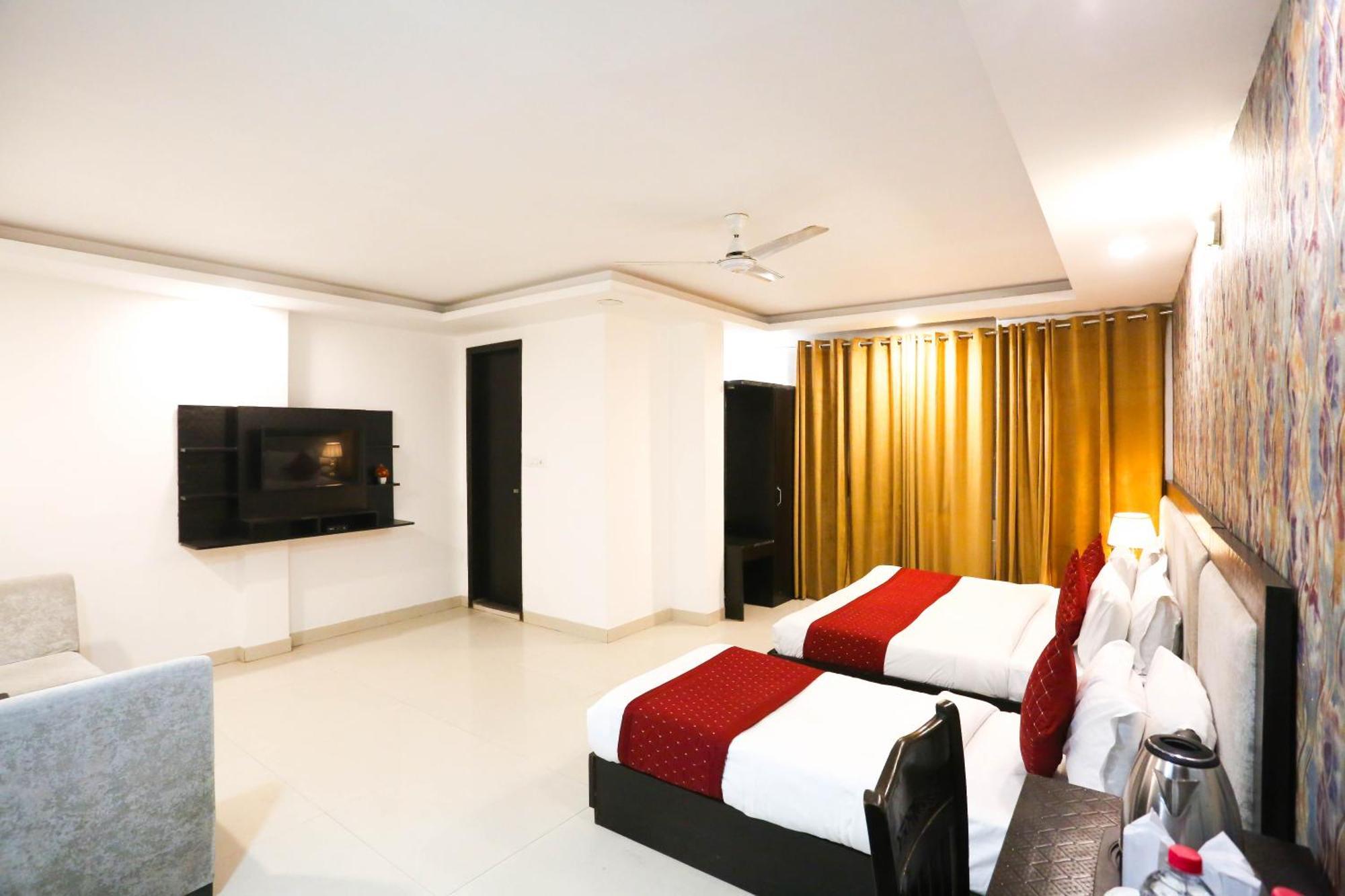 Hotel Aashiyana Ню Делхи Екстериор снимка