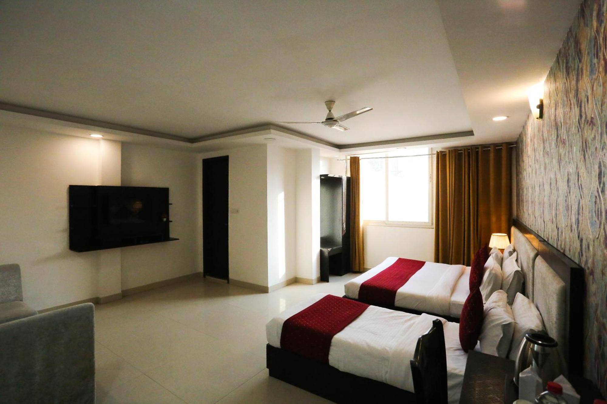 Hotel Aashiyana Ню Делхи Екстериор снимка