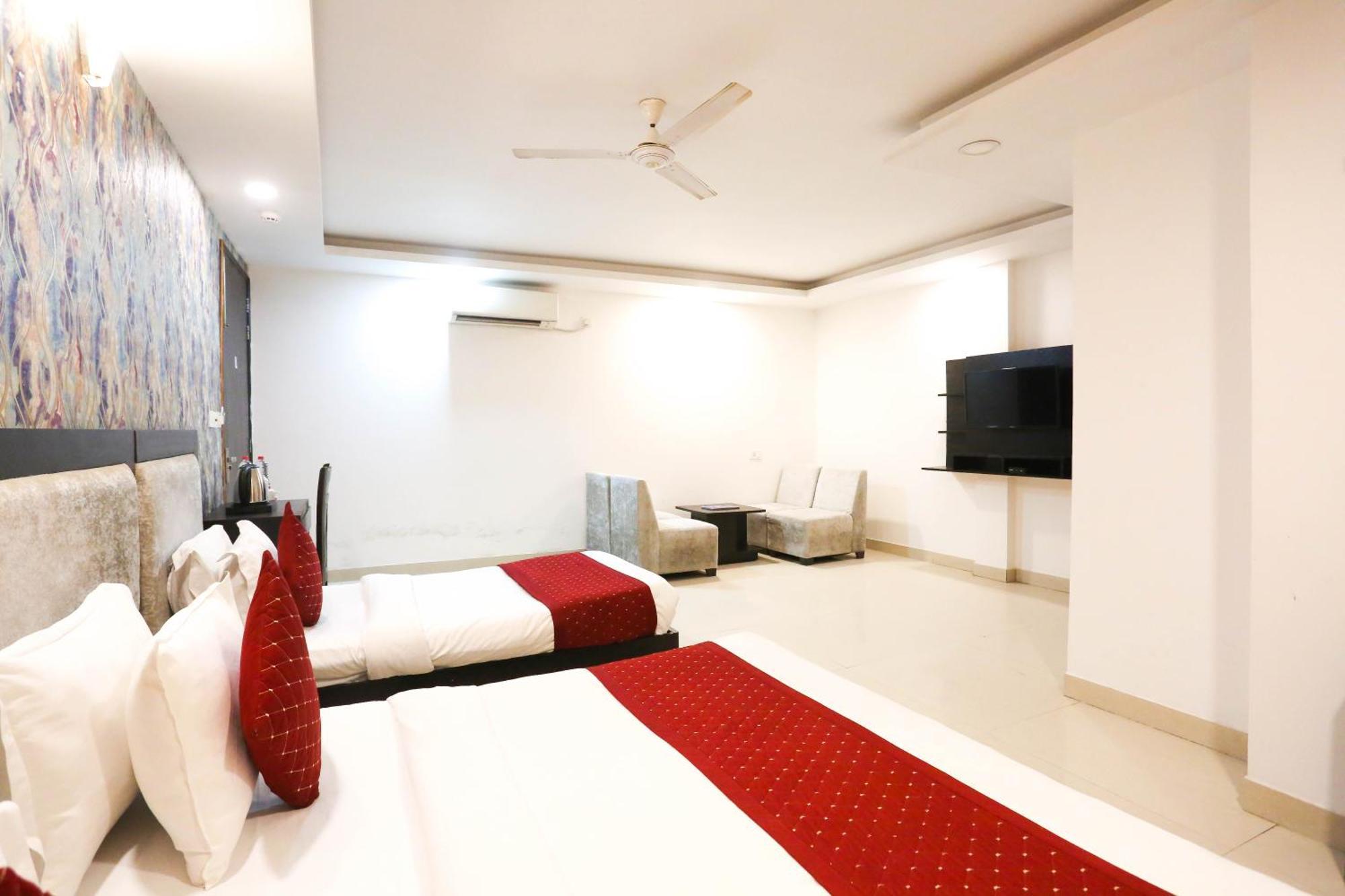 Hotel Aashiyana Ню Делхи Екстериор снимка