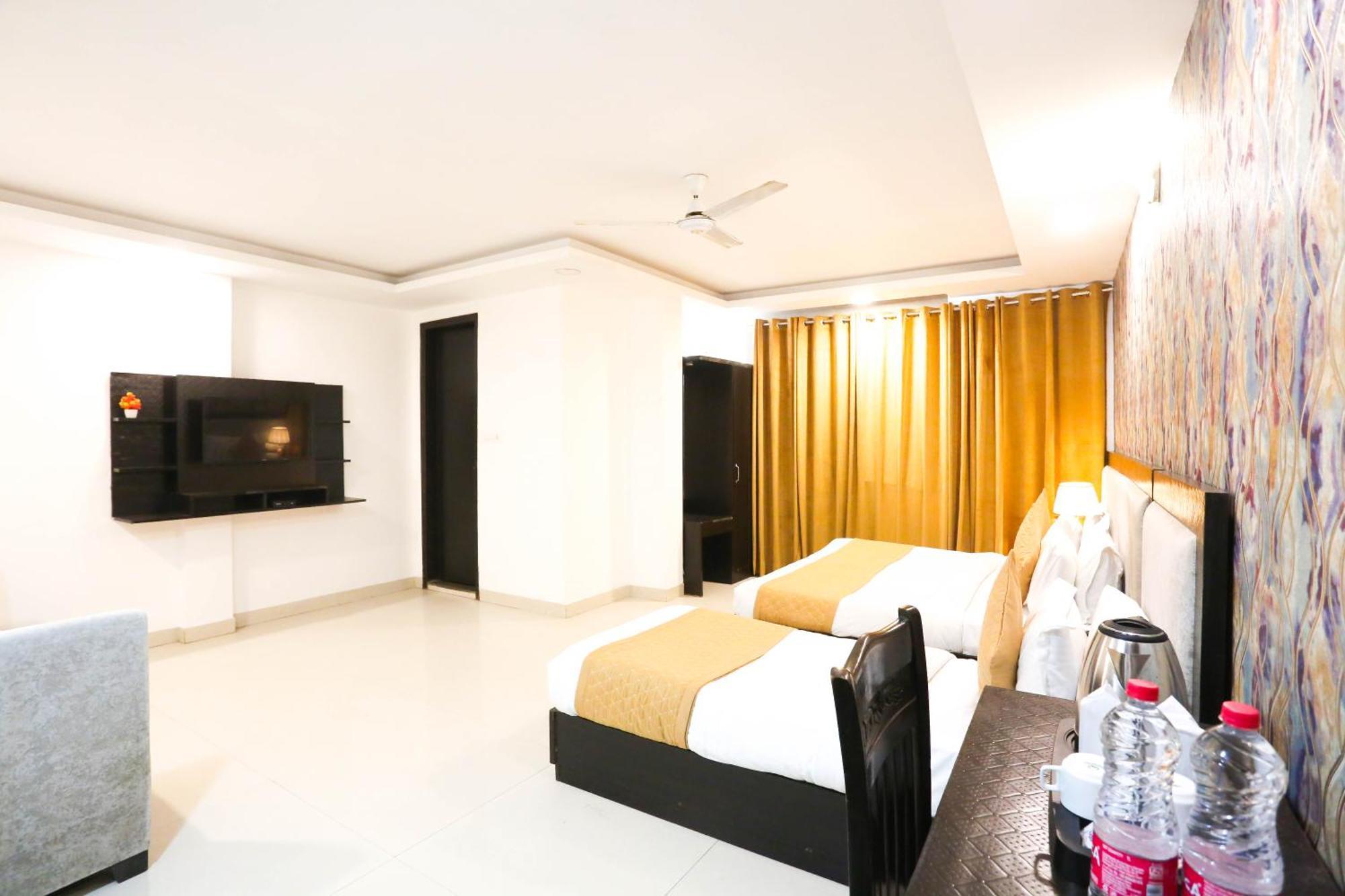 Hotel Aashiyana Ню Делхи Екстериор снимка