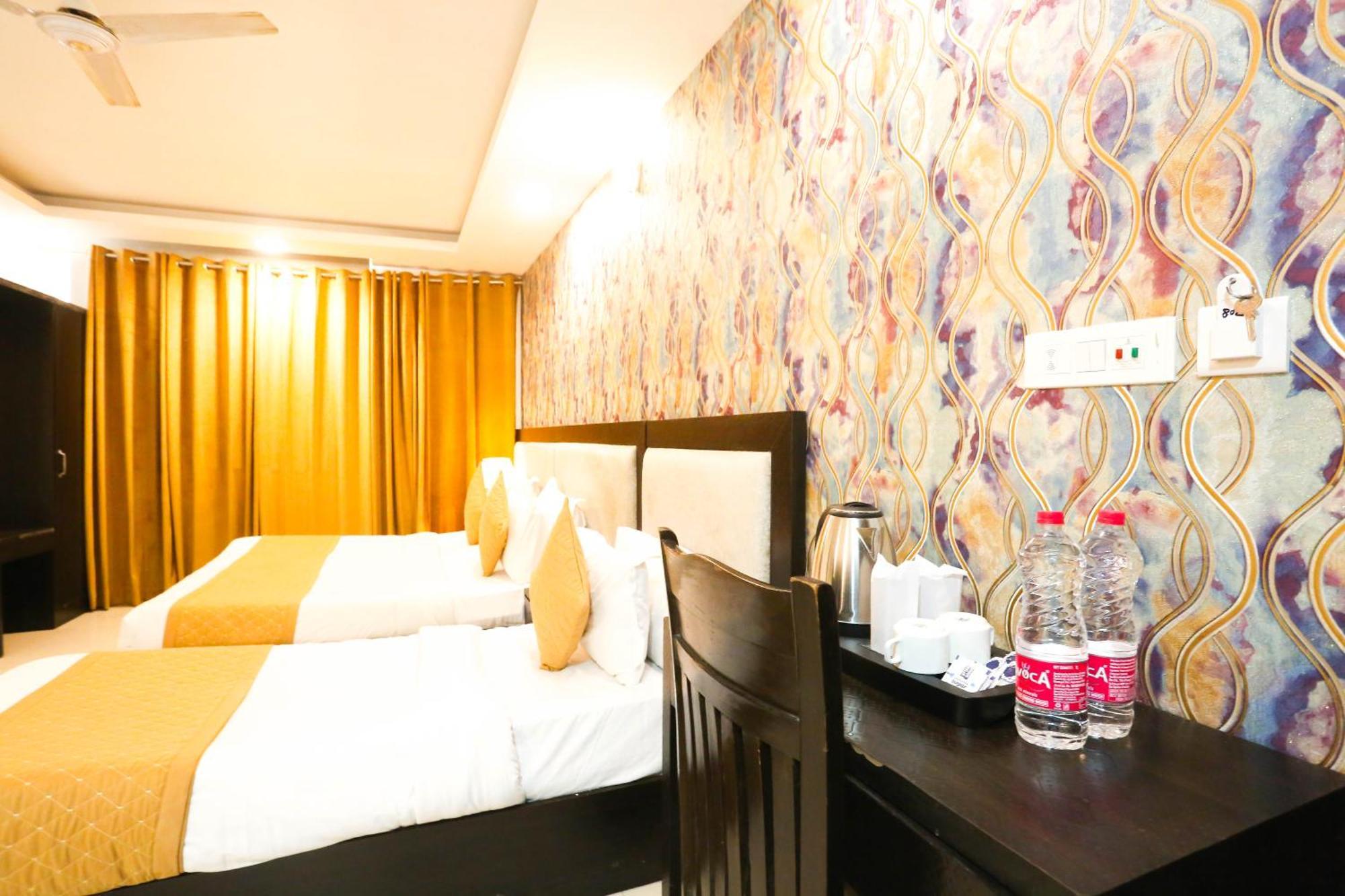 Hotel Aashiyana Ню Делхи Екстериор снимка