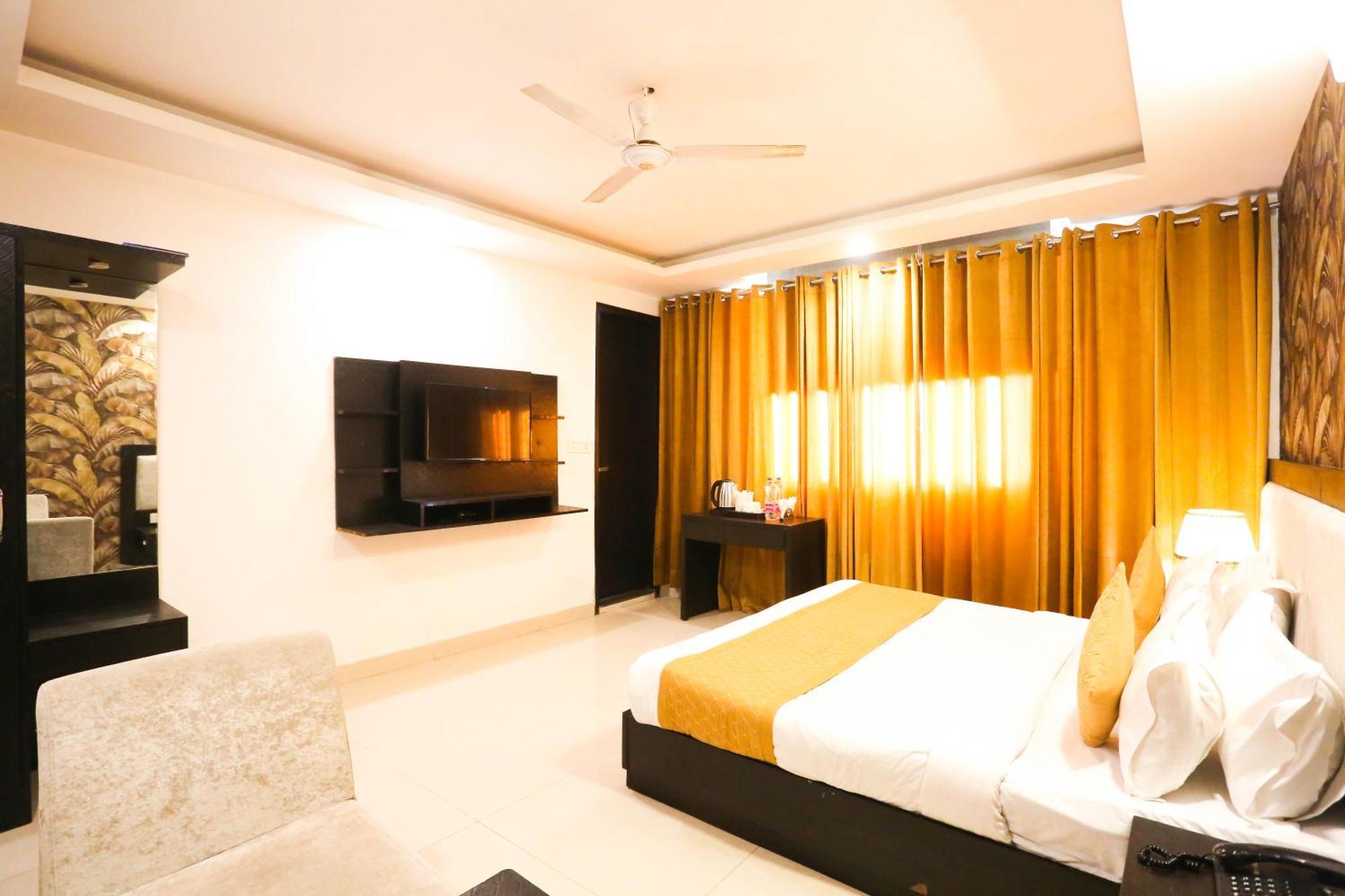 Hotel Aashiyana Ню Делхи Екстериор снимка