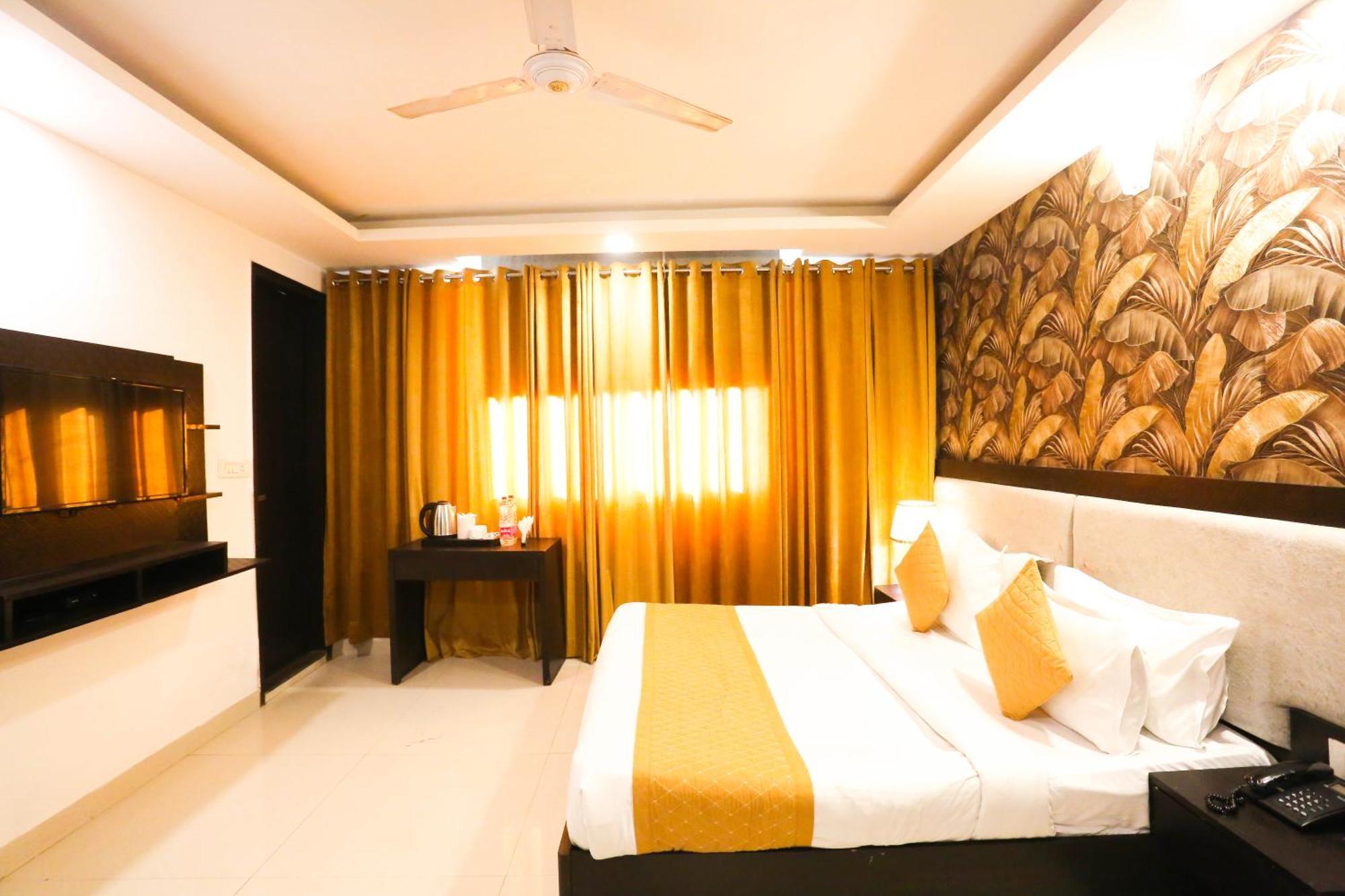 Hotel Aashiyana Ню Делхи Екстериор снимка